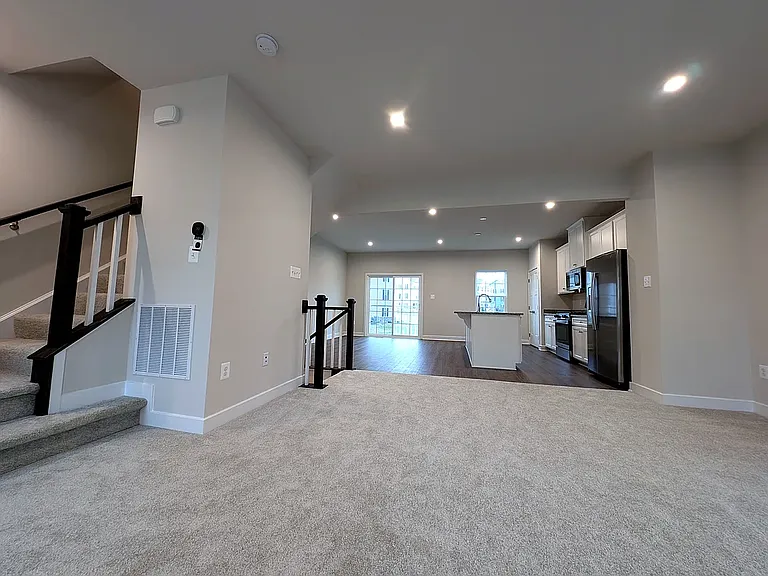 723 Kalmar Ln — Photo 4
