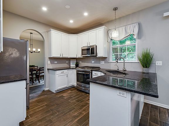 4th image of 246 Berkshire Ln