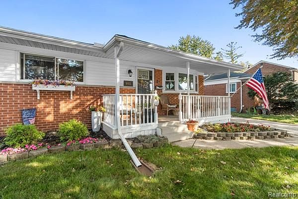 9011 Laurence Ave, photo 3