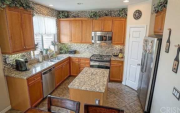 Granite counters, full tile backsplach, stainless