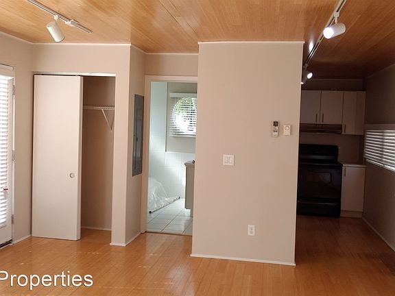 3rd image of 2627 Banks St