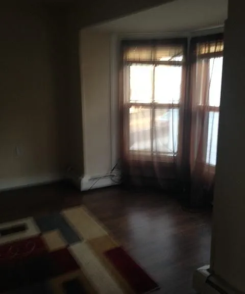Three corner windows, living room