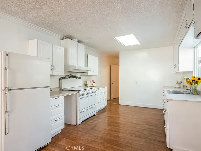 1125 N Heliotrope Dr — Photo 5