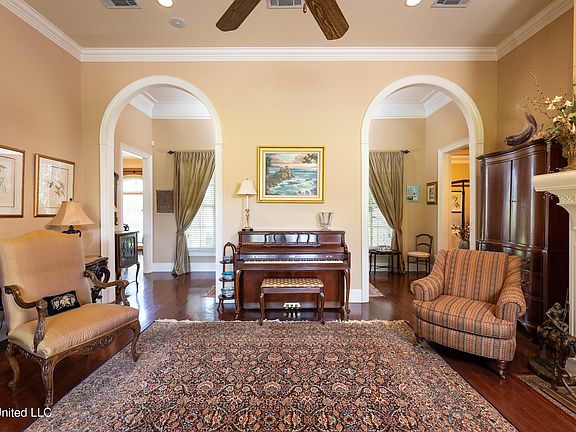 4th image of 308 Pinehurst Cir