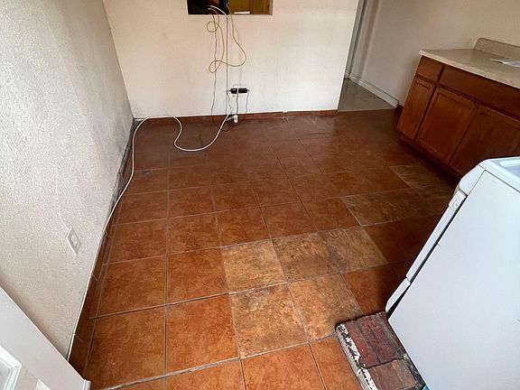 3rd image of 909 Glenmont Ave #3