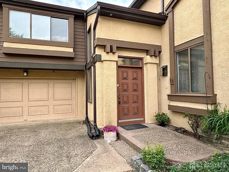 104 Sayre Dr — Photo 2