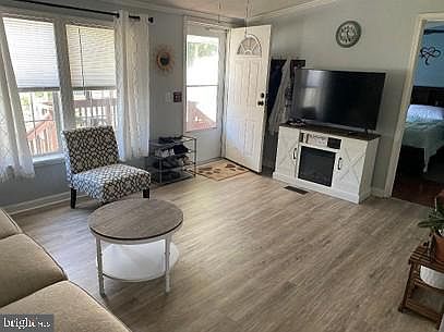 3rd image of 14 Thomas Ln