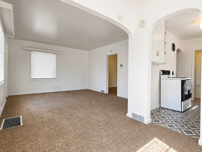 1037 E Lander St #UPPER — Photo 8