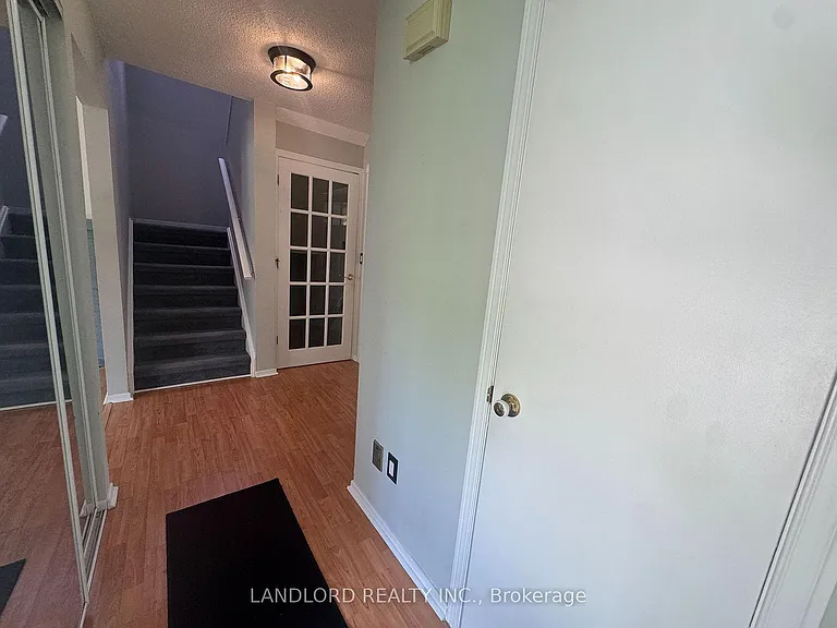 833 Laurier Ave — Photo 38