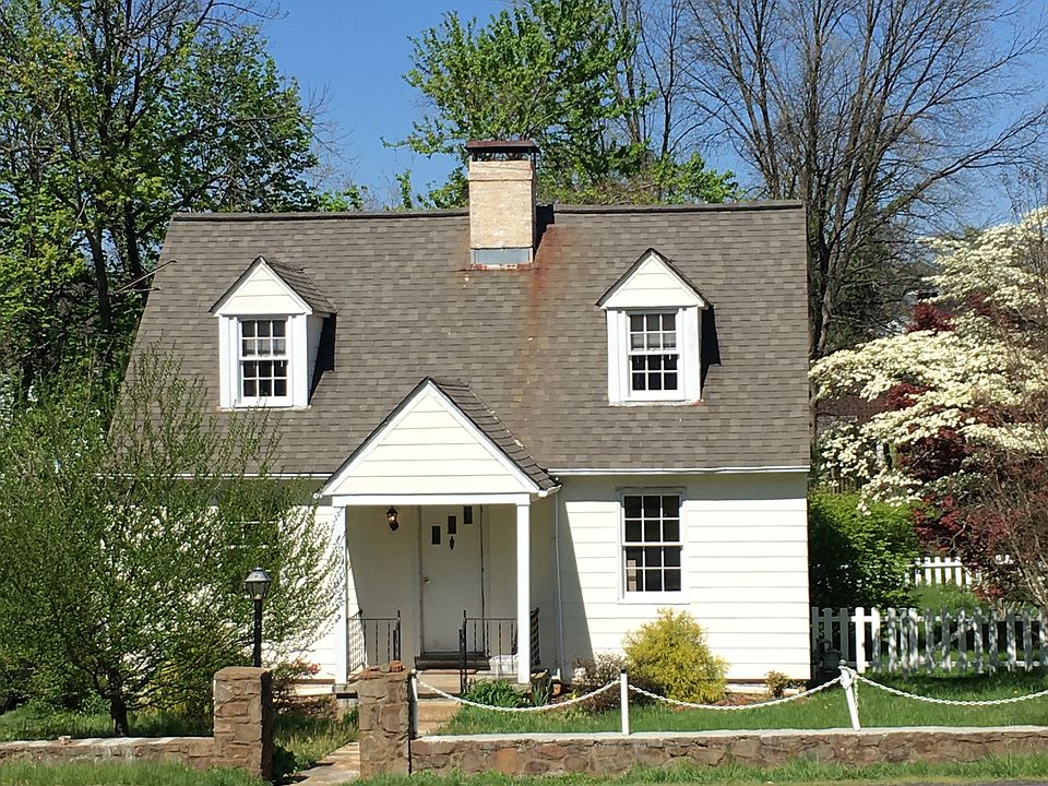 1st image of 210 Sycamore St