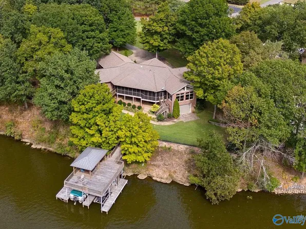 120 Oakfair Dr, Rogersville, AL 35652