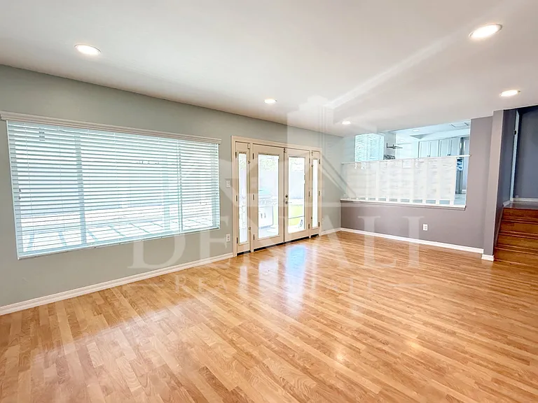 811 E Chilton Dr — Photo 18