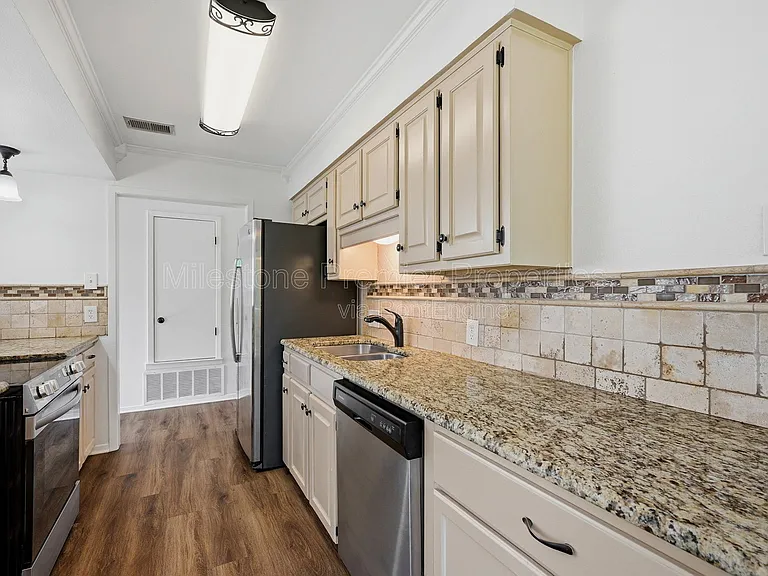 914 W Washington St #F — Photo 11