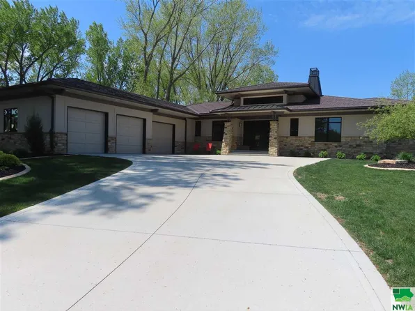 795 Crooked Tree Ln, Dakota Dunes, SD 57049