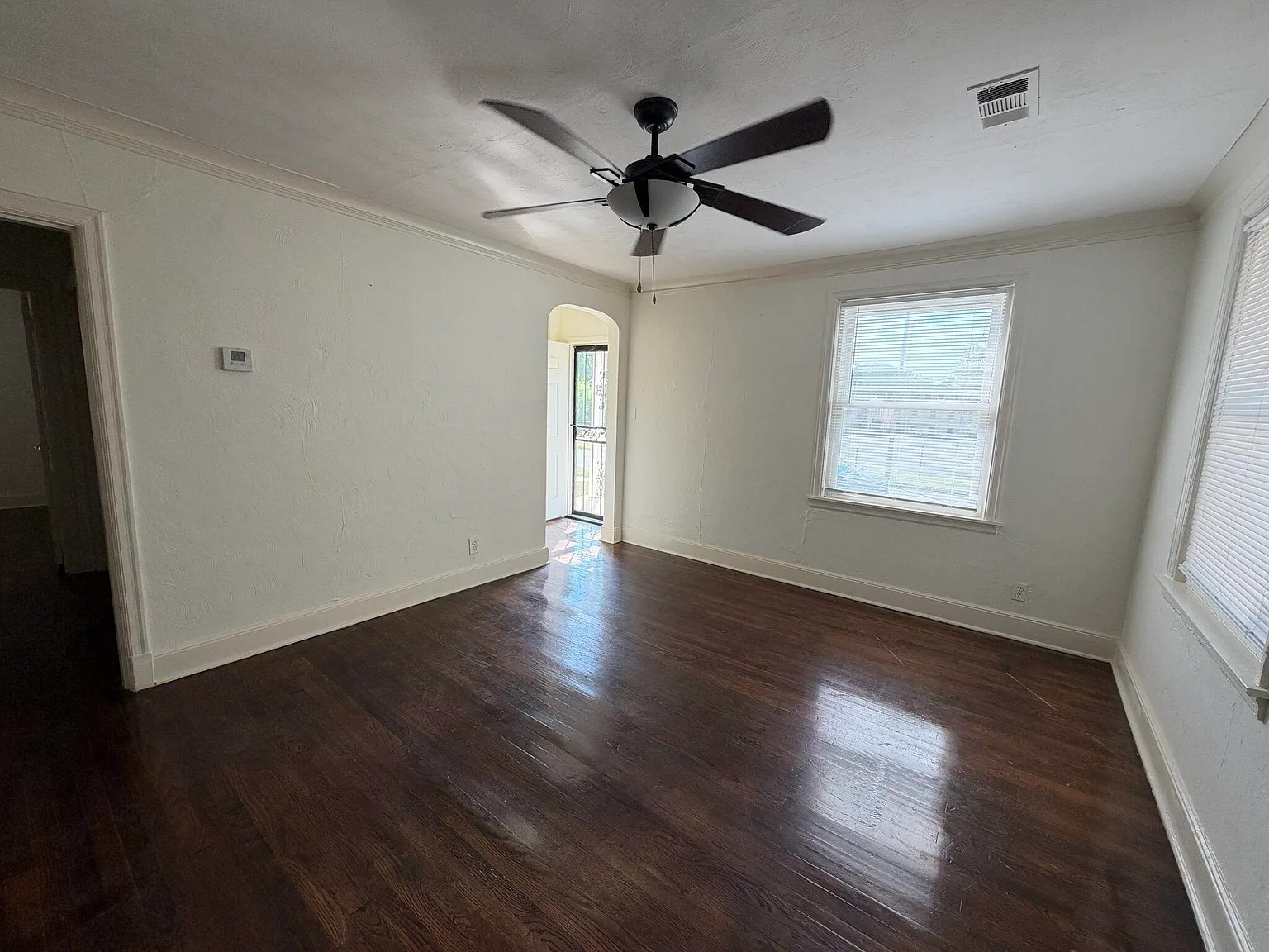 2 bed, 1.0 bath, 910 sqft, $1,100 — Photo 3