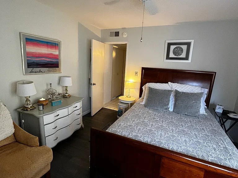 Second bedroom, queen, bed