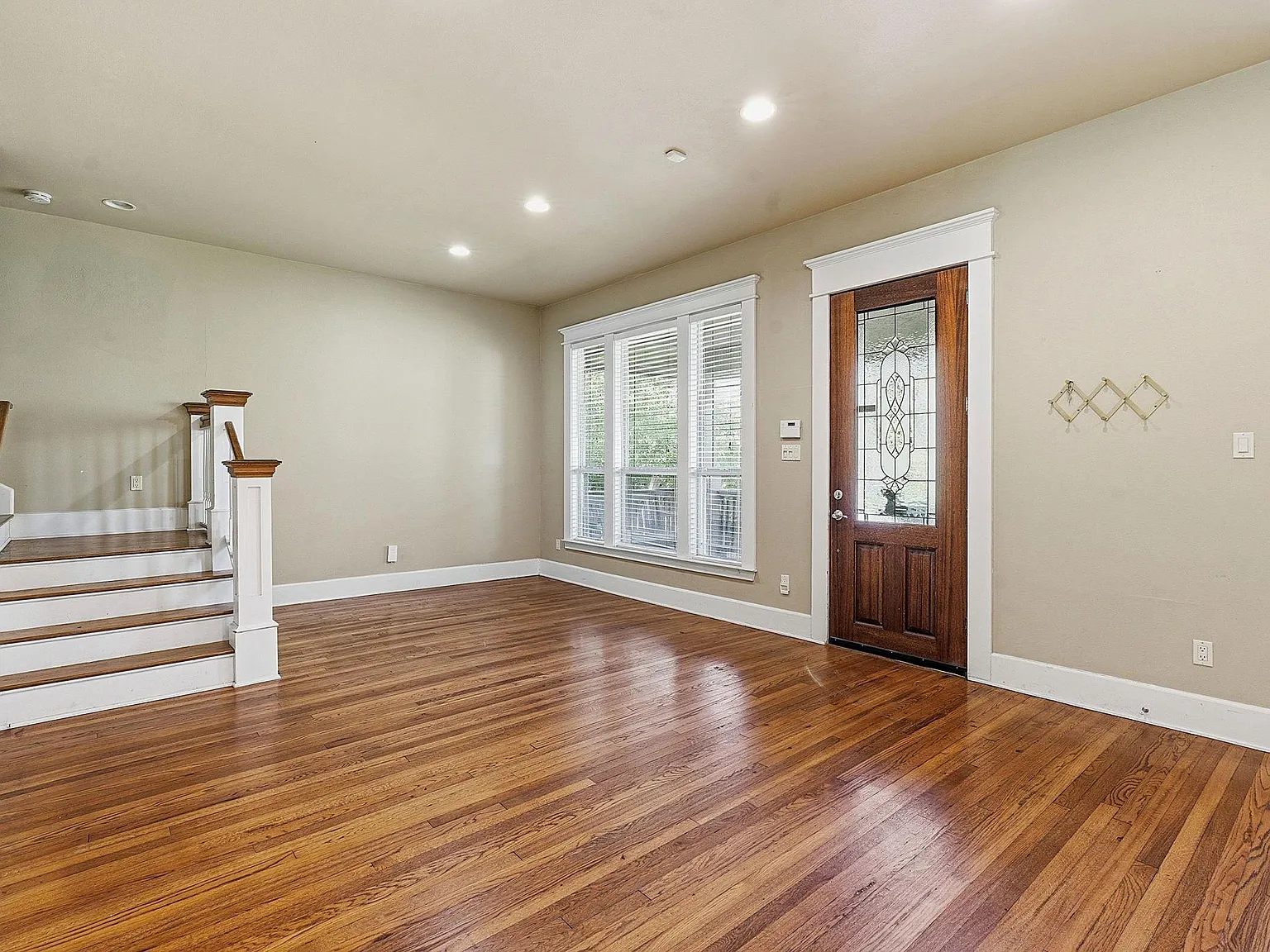 3 bed, 2.5 bath, 2488 sqft, $3,700 — Photo 3