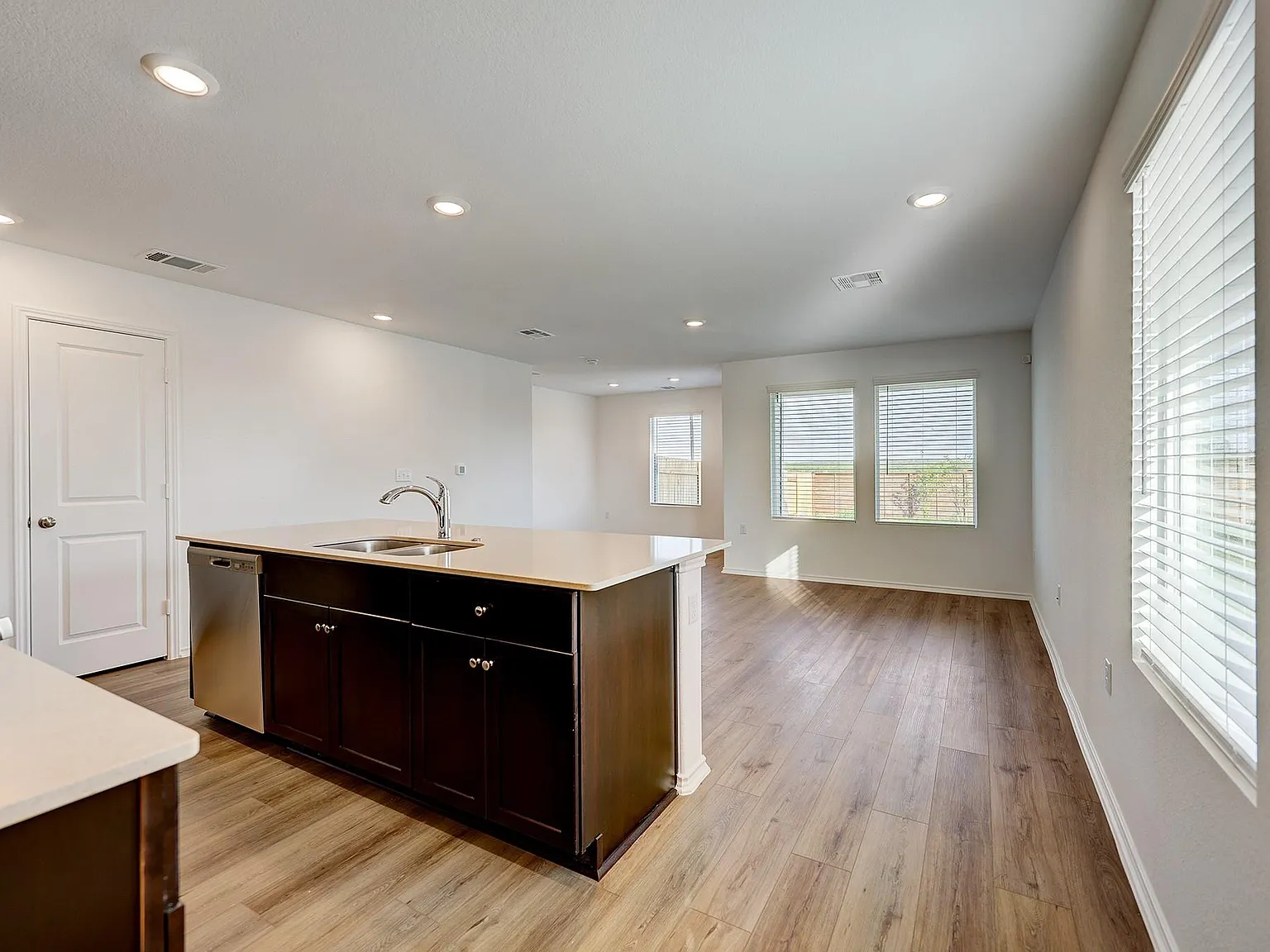 3 bed, 2.5 bath, 1467 sqft, $1,725 — Photo 4