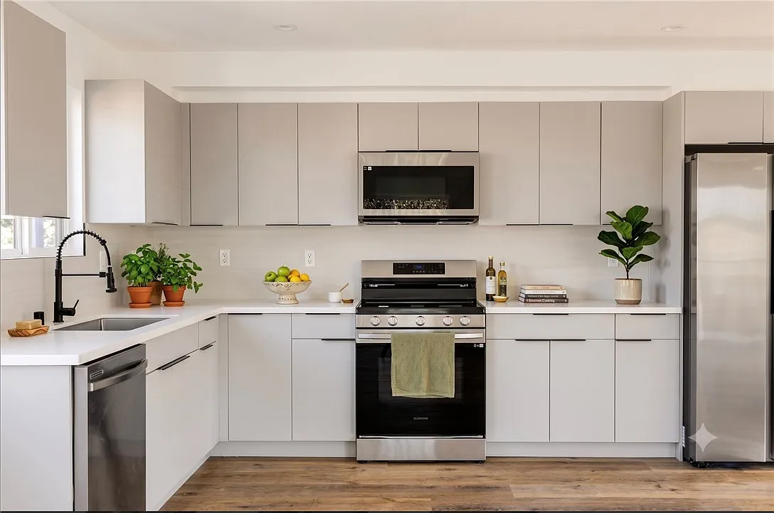 5 bed, 2070 sqft, $5,179 — Photo 2