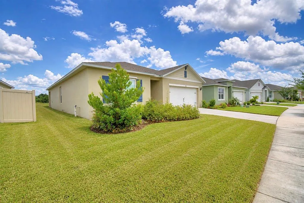 4 bed, 2.0 bath, 1828 sqft, $2,300 — Photo 3