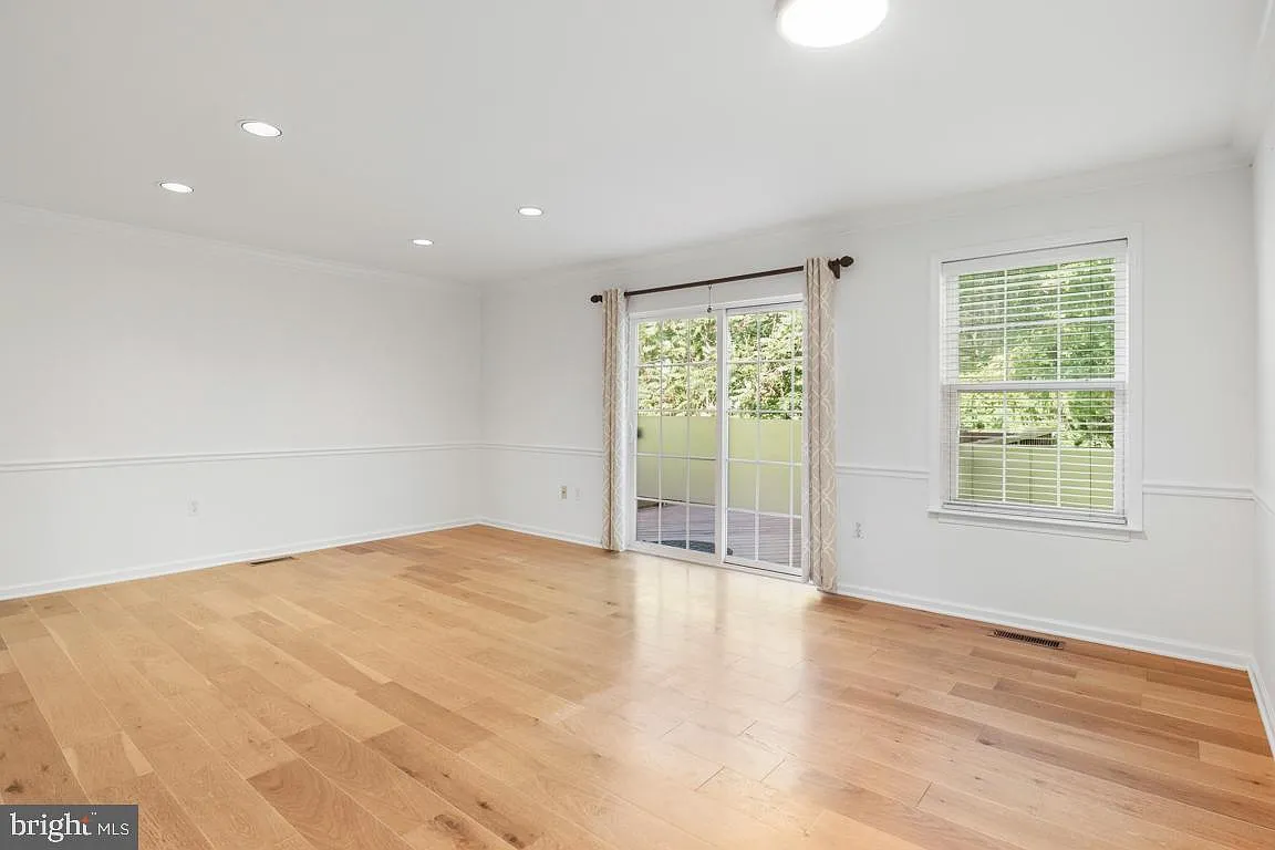 3 bed, 2.5 bath, 2100 sqft, $2,900 — Photo 4