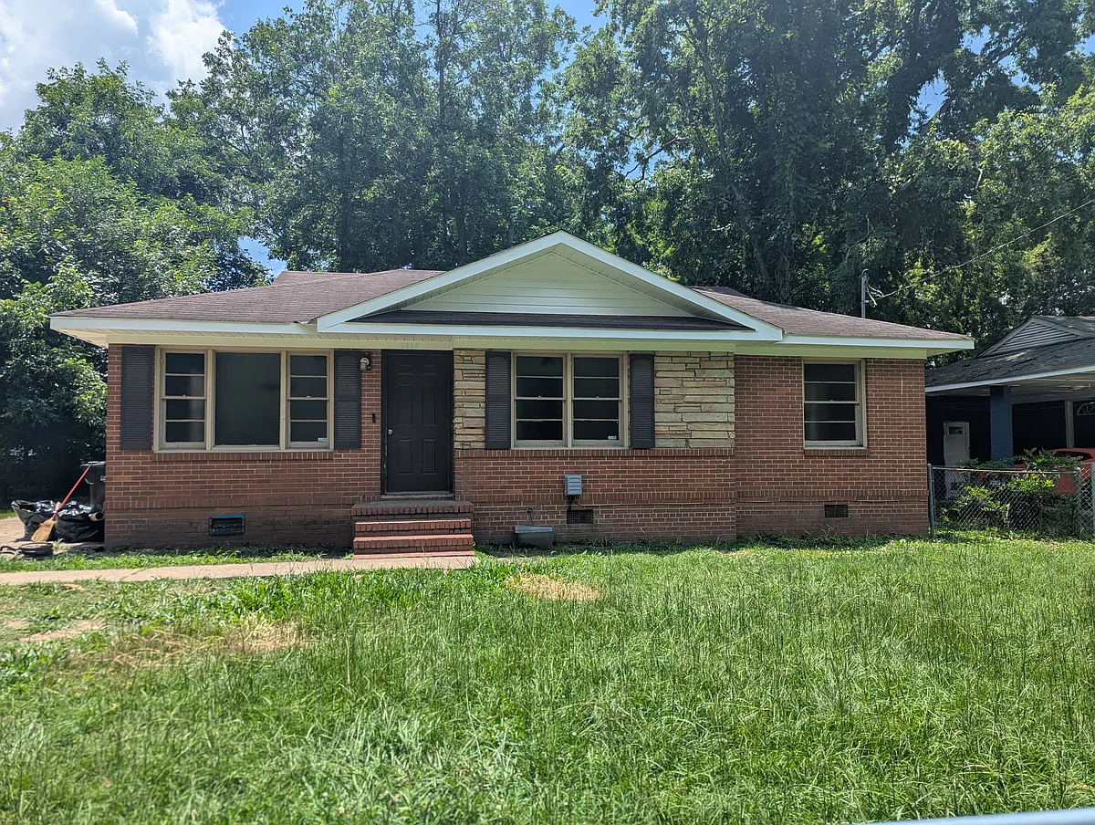 Building Photo - 2830 Hawthorne Dr