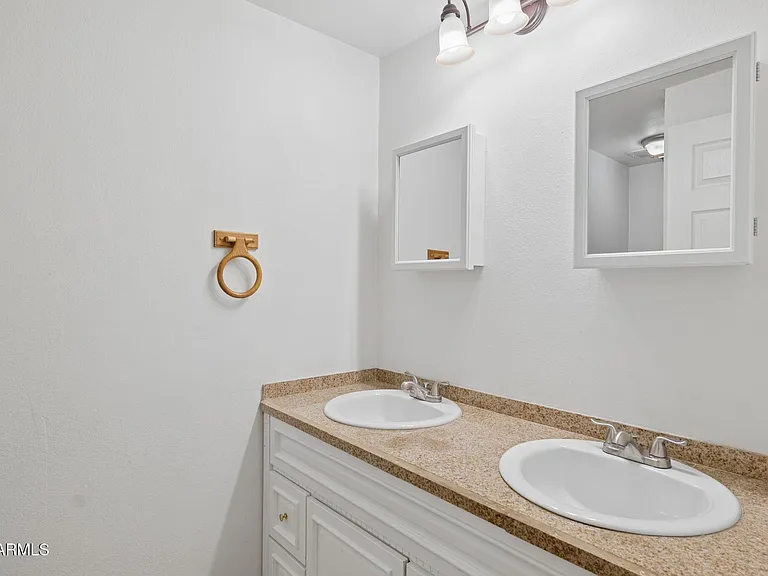 7 S Catalina St — Photo 23