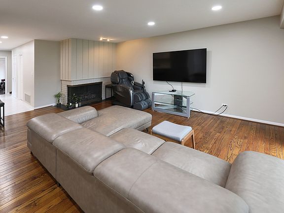 4th image of 1850 Mission Hills Ln