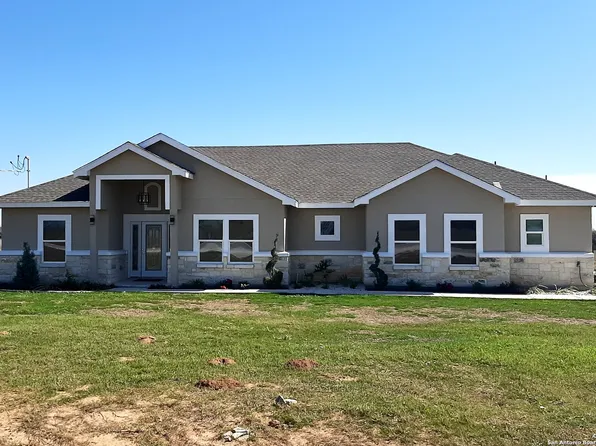 180 Hidden Ranch Ct, Floresville, TX 78114