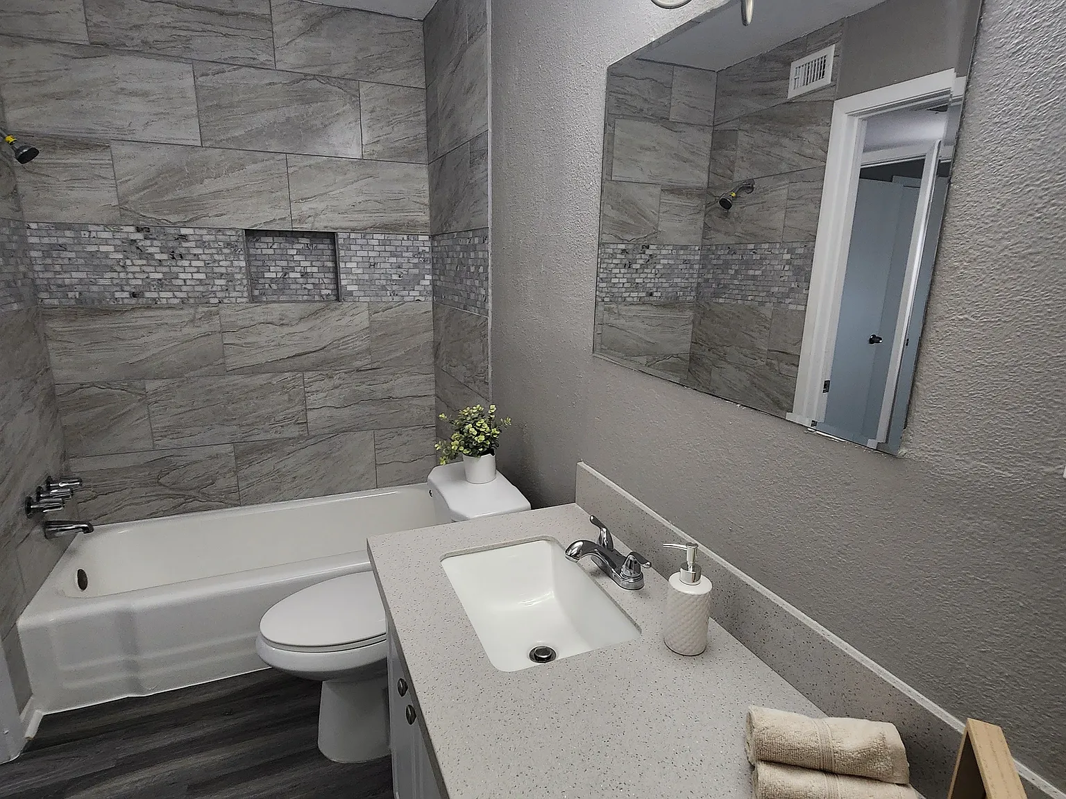 Alexander Lane Apts — Photo 4