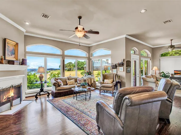 2668 E Bayshore Dr, San Leon, TX 77539