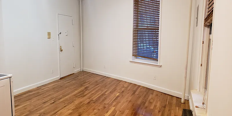 Rented by MCR Realty | media 8