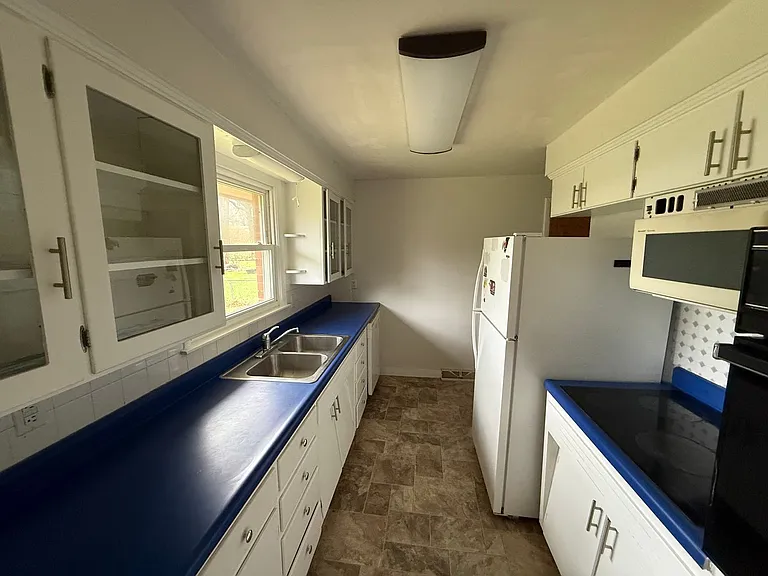 211 Bourn Ave — Photo 5