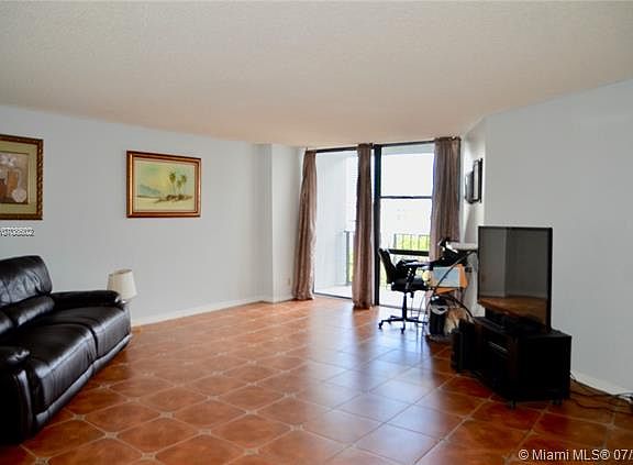 4th image of 1000 Parkview Dr APT 412
