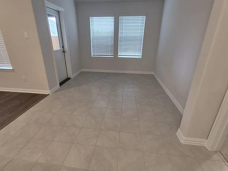 3041 Hollybrook Ln — Photo 4