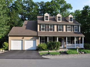 1062 Upper Ridge View Dr, East Stroudsburg, PA 18302