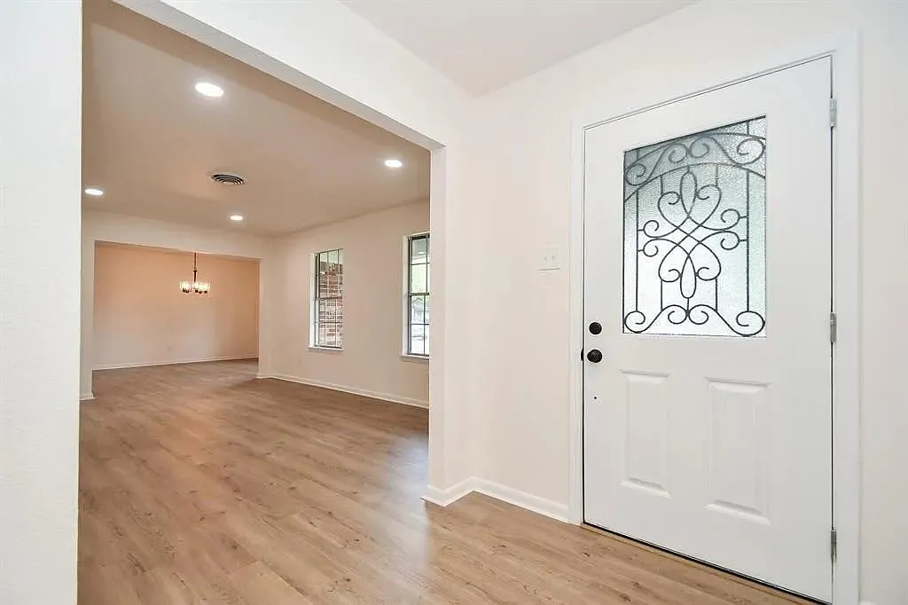 4 bed, 2.0 bath, 2609 sqft, $2,850 — Photo 3