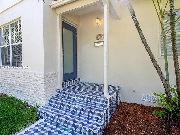 2727 Calusa St — Photo 2