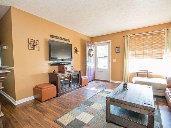 2nd image of 104 Oakwood Dr