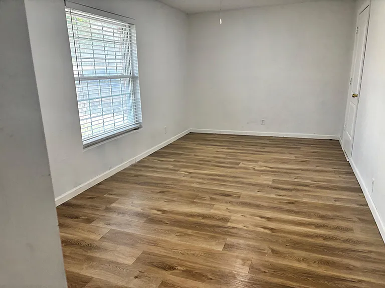 818 E Flag Ln — Photo 14
