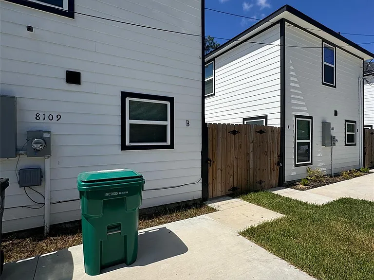 8109 Denton St — Photo 19