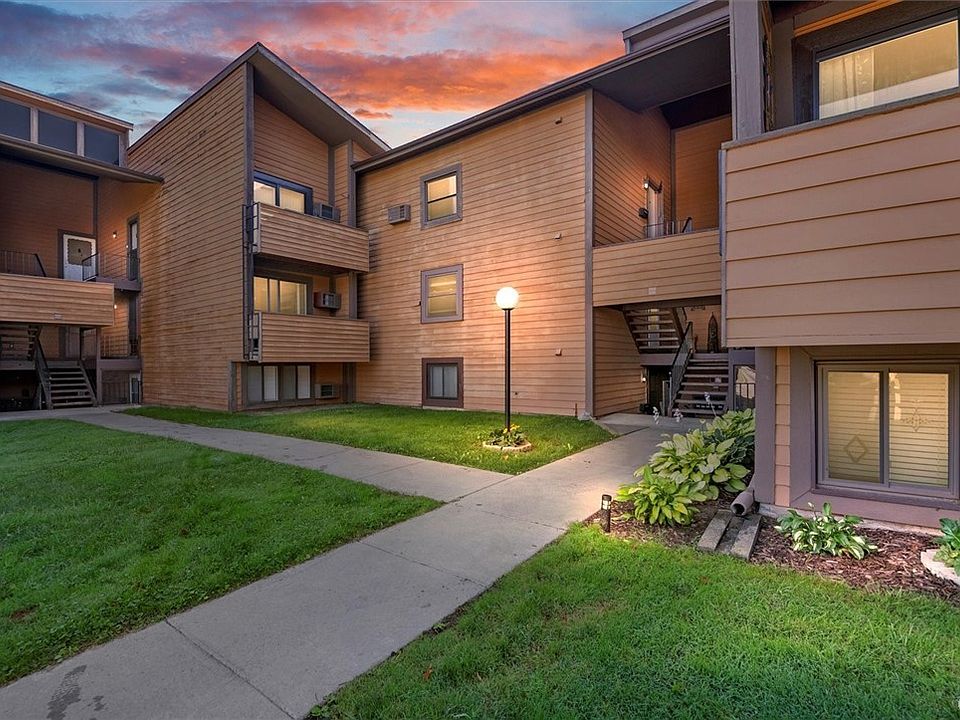 1st image of 556 Village Blvd N