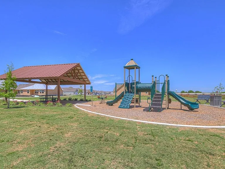 305 Wirecrested Dr — Photo 32