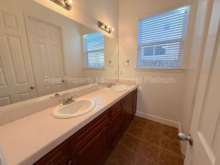 5801 W Chennault Ave — Photo 14