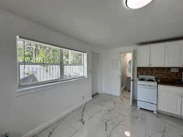 844 NE 17th Way #2 — Photo 4