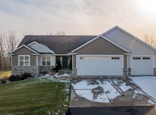 N1061 Quarry View Dr, Greenville, WI 54944