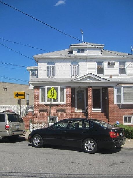 1st image of 1425 E 64th St