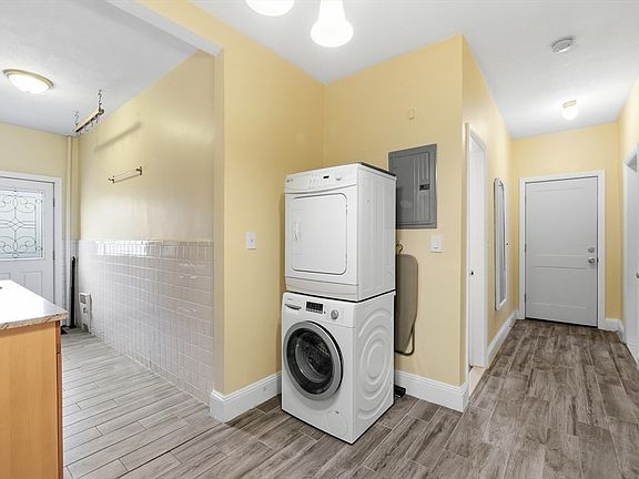 4th image of 55 Thatcher St APT 1