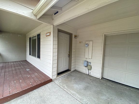 2nd image of 905 SE Stratford Ct