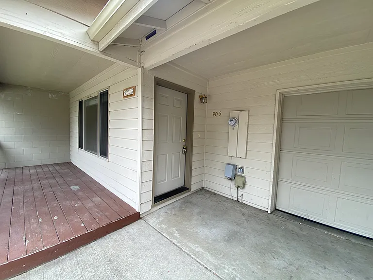 905 SE Stratford Ct — Photo 2